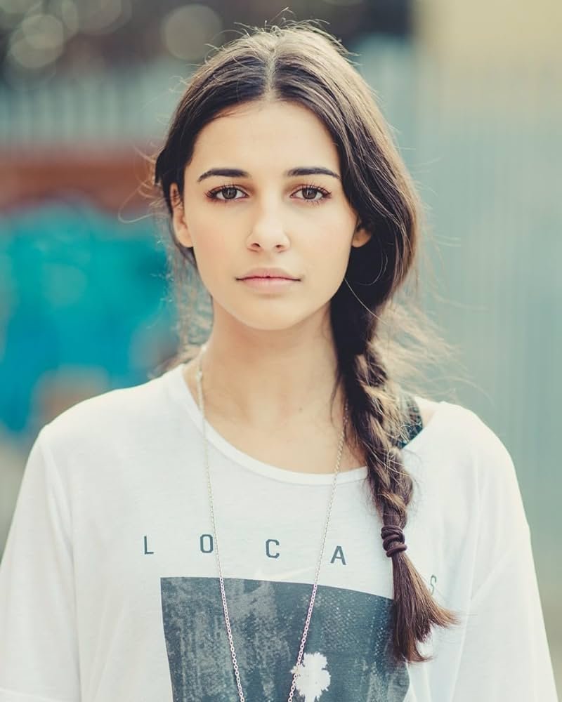 Naomi Scott riche